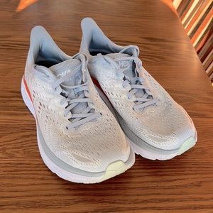 Hoka Clifton 8 size 9 Wide in good condition